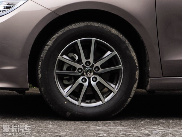 力帆汽車2015款力帆820