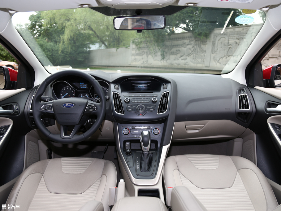 長(zhǎng)安福特2015款新福克斯兩廂