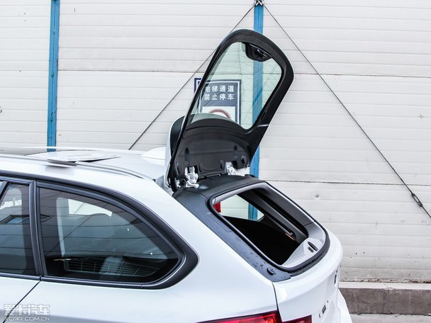 寶馬320i 時尚型旅行車