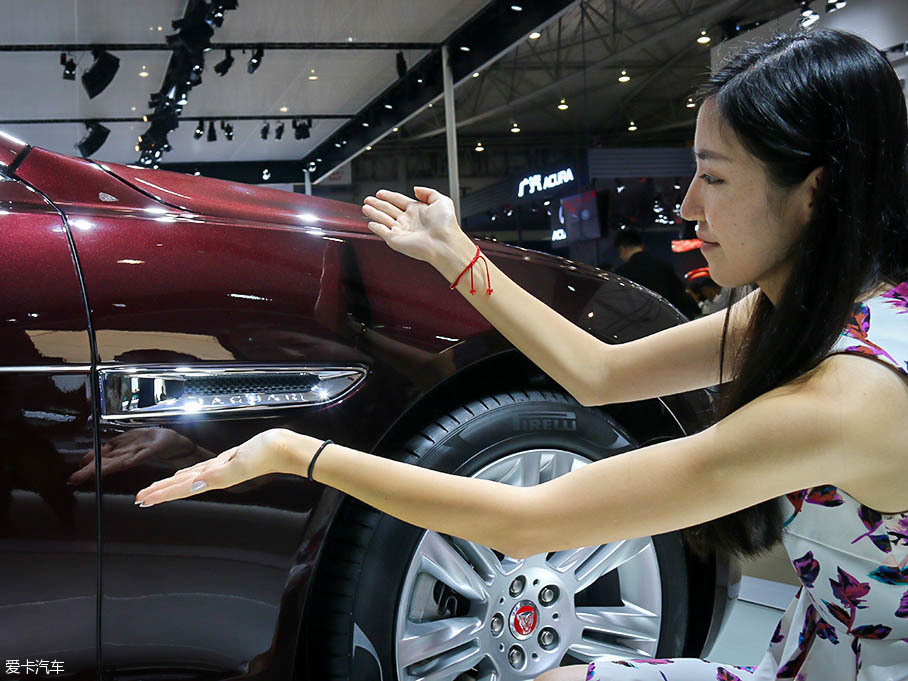 御姐變身老板 對比三款豪華商務車