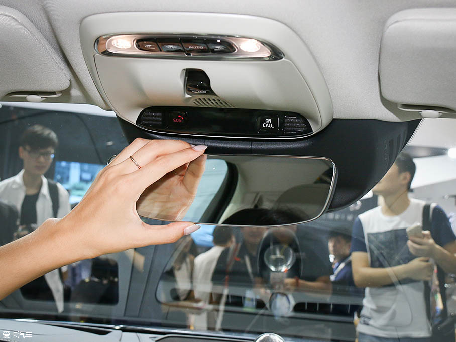 御姐變身老板 對比三款豪華商務車