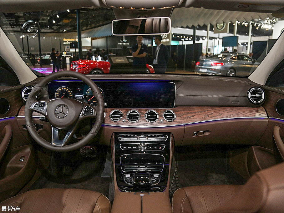 御姐變身老板 對比三款豪華商務車