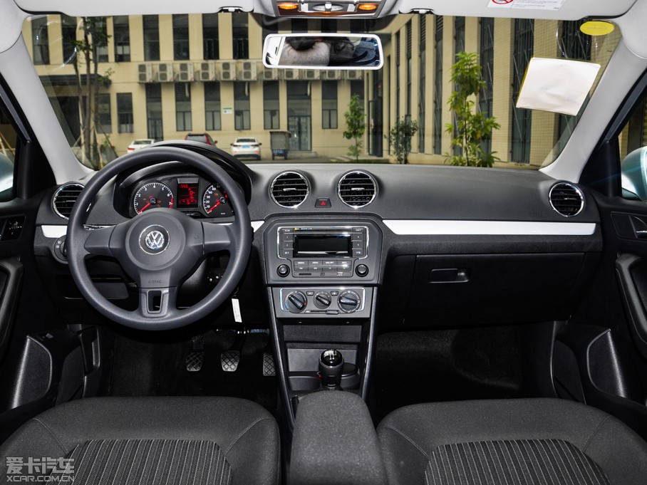 捷达的内饰设计属于典型的大众范风格,全黑的内饰营造出一种运动,年轻