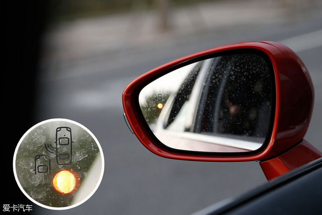 并观察后视镜镜面上的黄色警示灯是否点亮