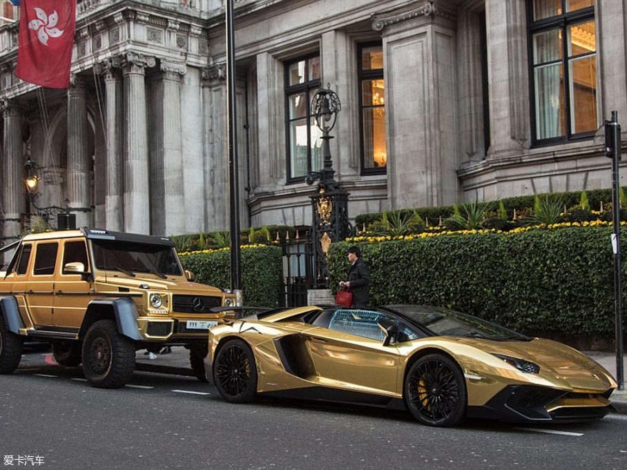 这四辆车总价值超过100万英镑,炫富的架势令人咋舌.